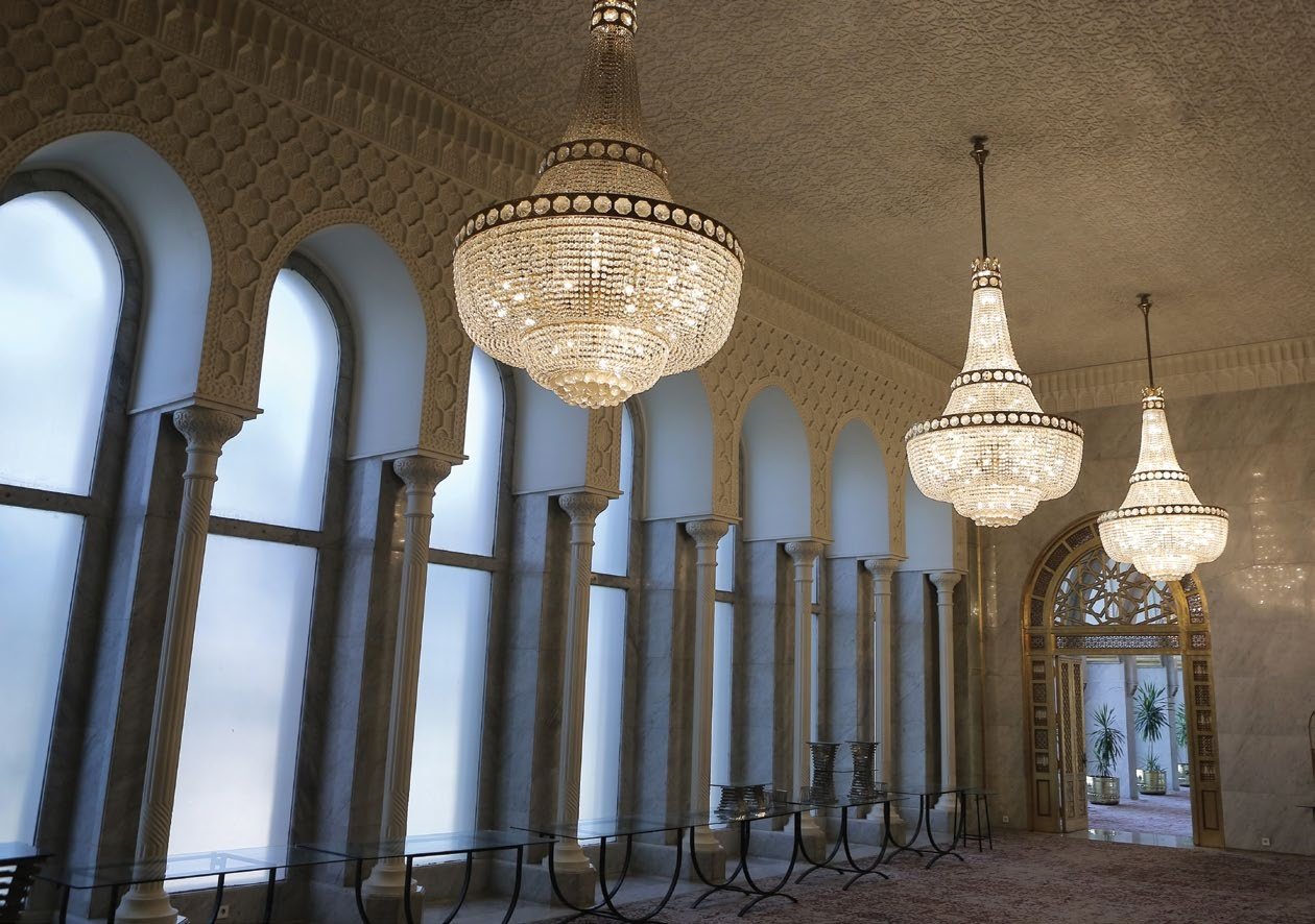 Lustre Asfour no Triumph Hotel