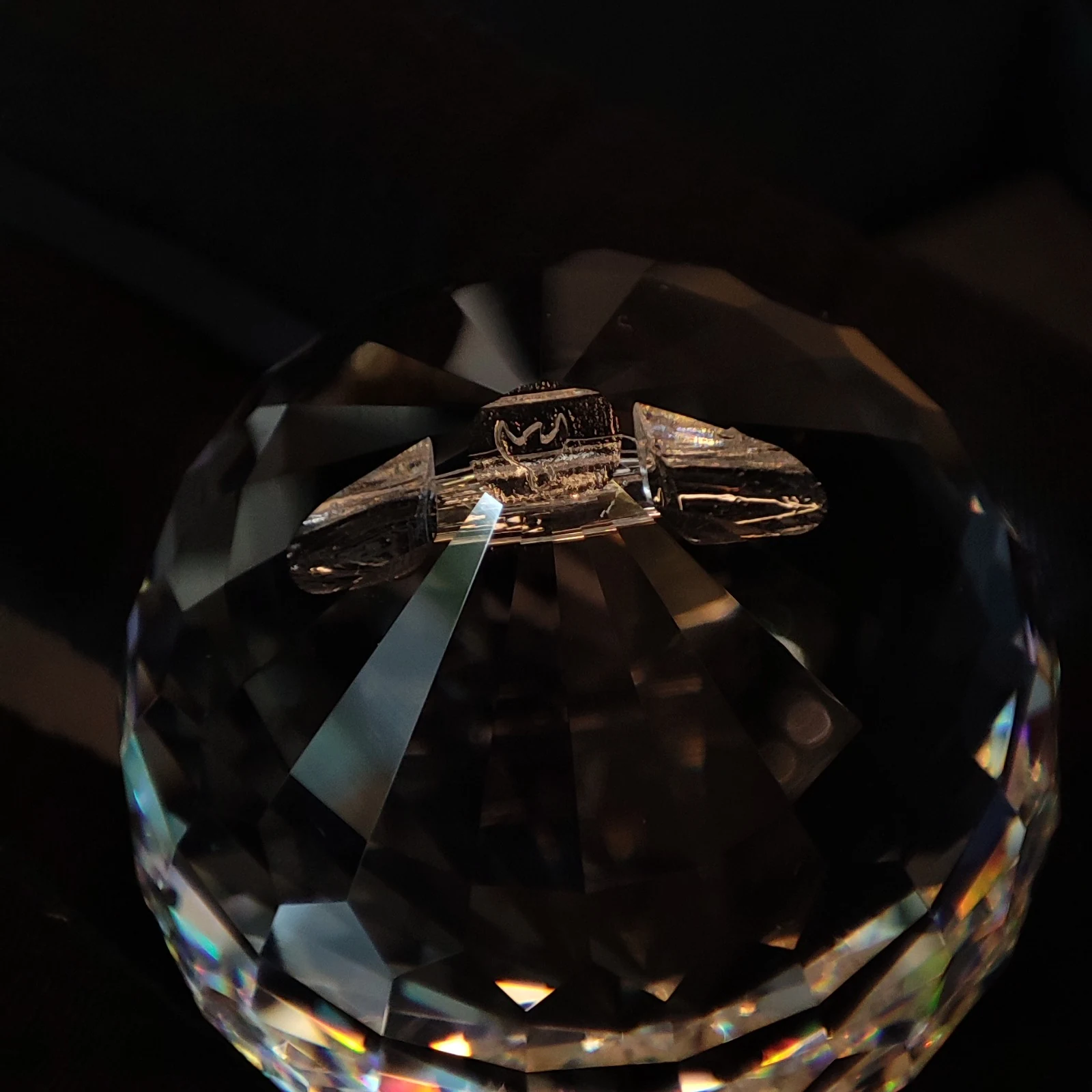 Cristal Asfour em close, com o logo da fábrica gravado